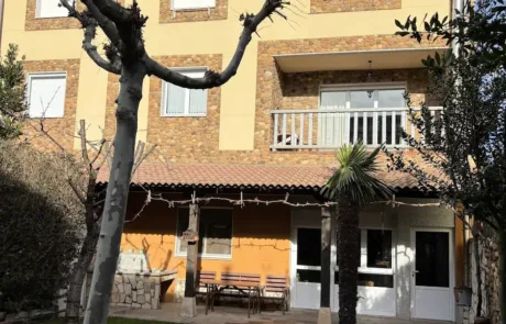 casa vista desde el jardín