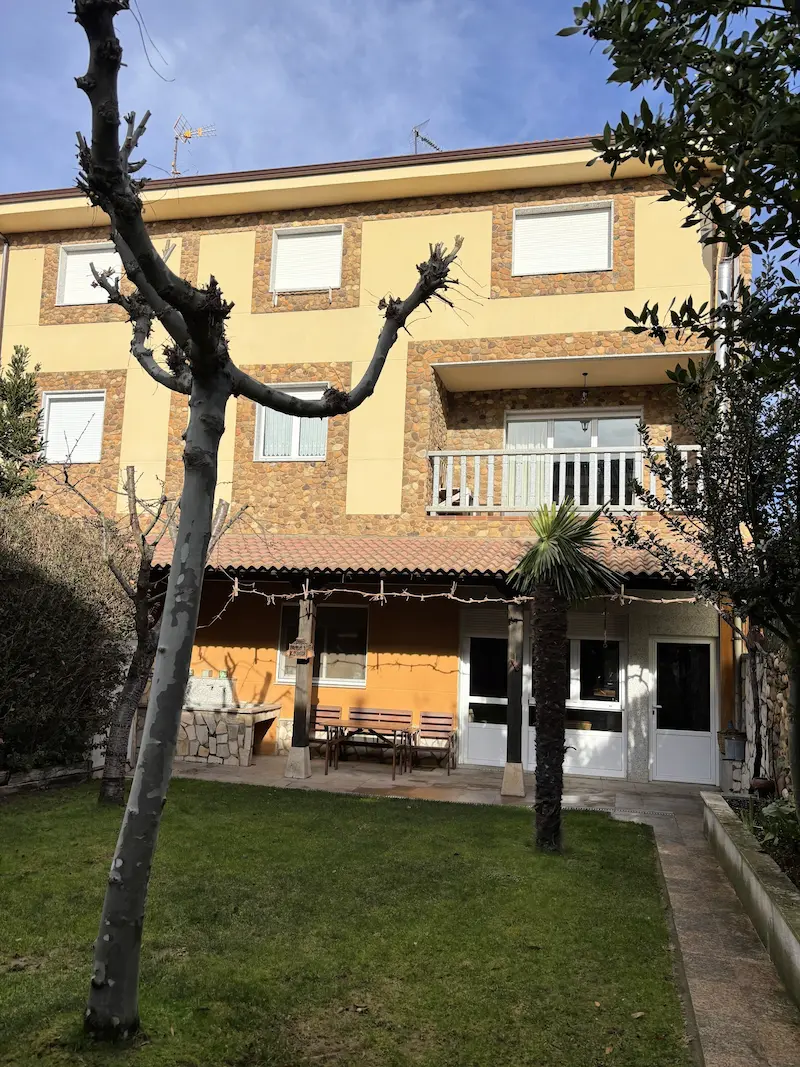 casa vista desde el jardín