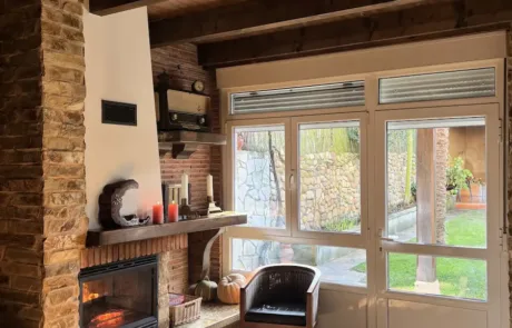 chimenea con vistas al jardín