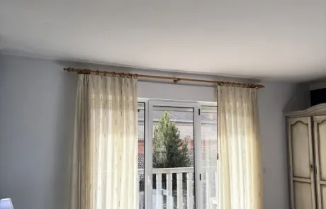 dormitorio con vistas al jardin
